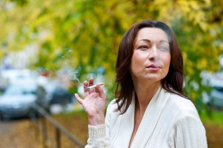 žena fajčiaca cigaretu