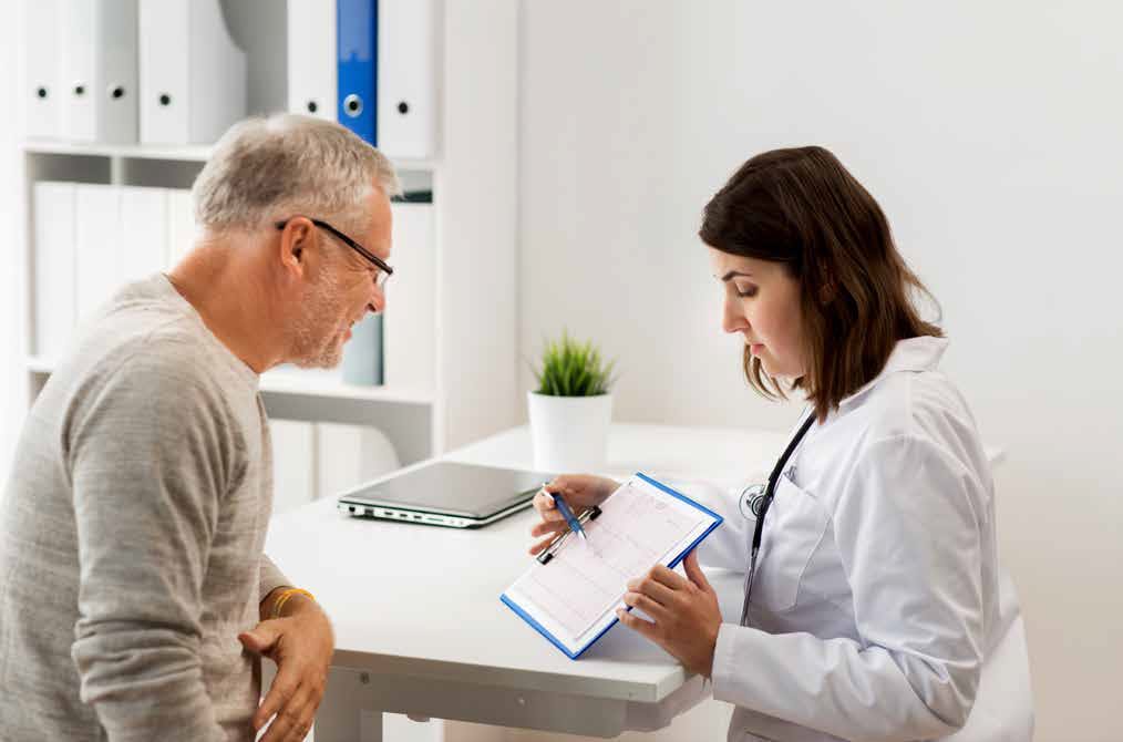 doktorka číta z papiera a vysvetľuje pacientovi jeho výsledky