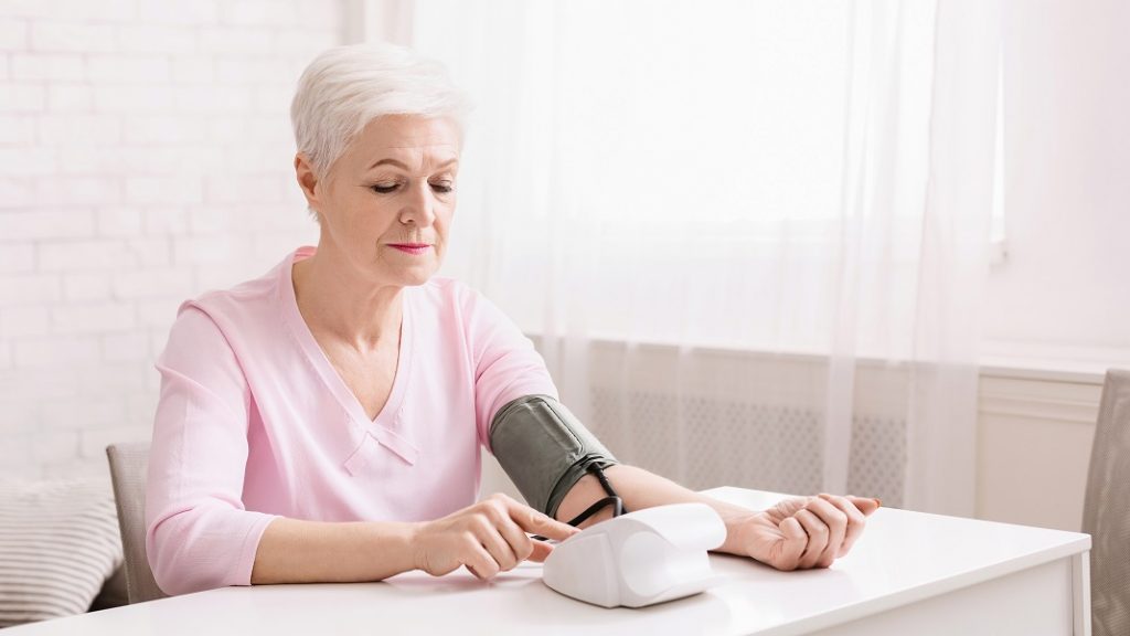staršia pani si kontroluje tlak krvi