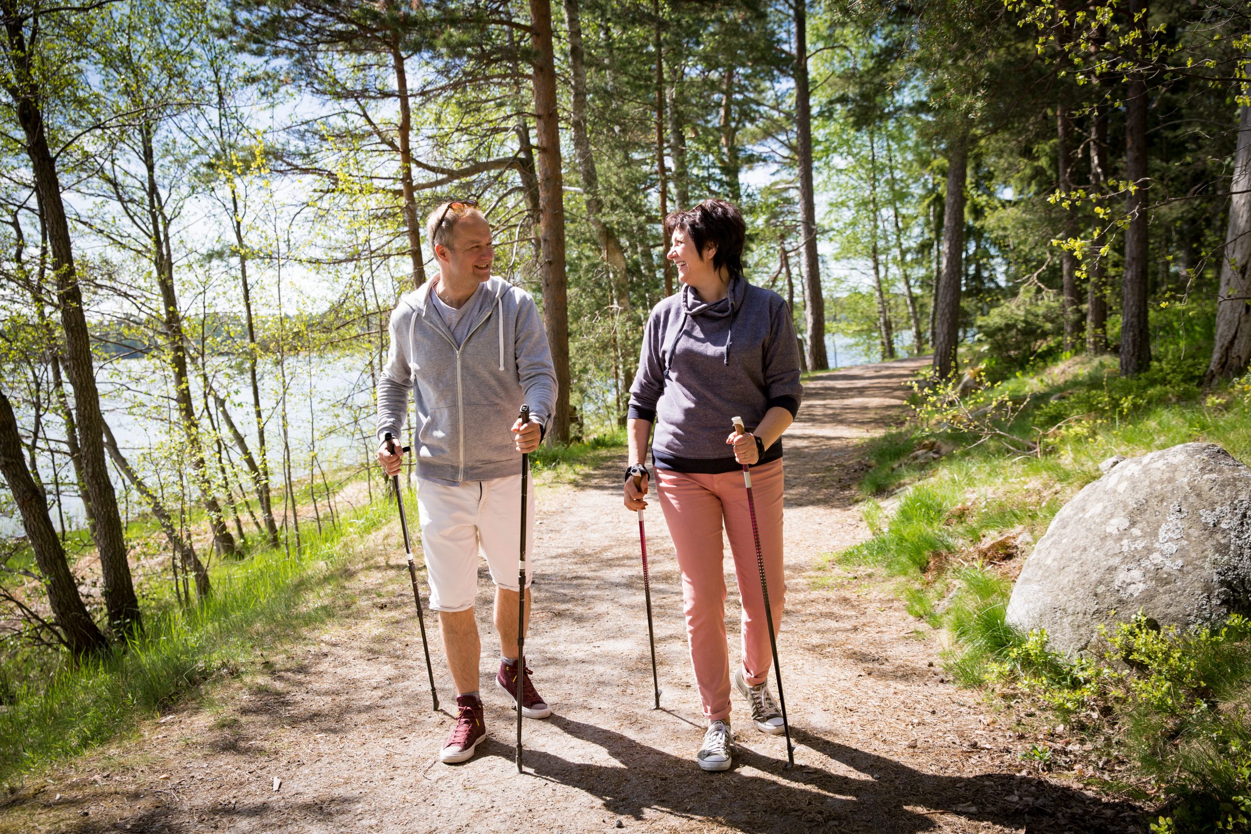 starší pár s palicami na chodenie je na prechádzke prírodou
