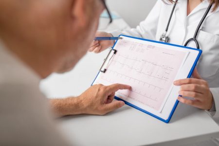pacient ukazuje na svoje výsledky EKG